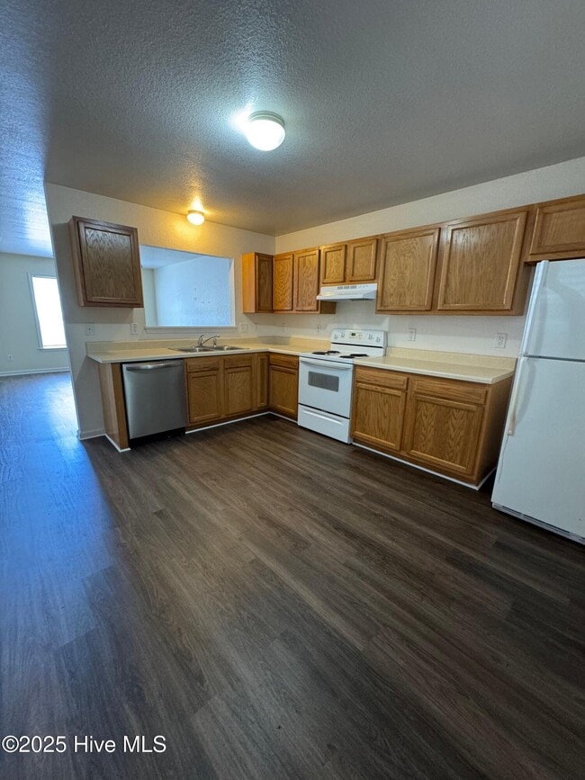 Building Photo - 604 Rainbow Dr