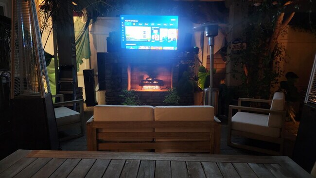 Building Photo - 15358 Leadwell St