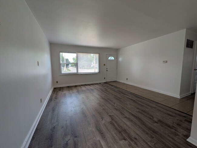 Building Photo - 3 bedroom available for immediate move in!