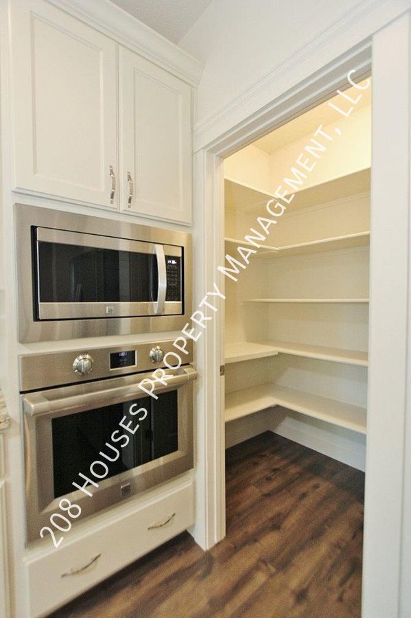 Building Photo - Immaculate Single-Level Home