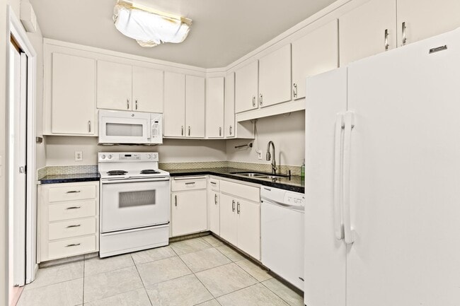 Building Photo - Utilities Paid! Modern 2 Bed Condo on the Water! Live by the Bay