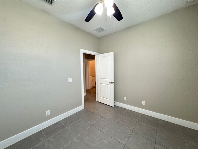 Building Photo - Spacious 4-Bedroom Home in Poinciana – Internet Included & No HOA Approval Required