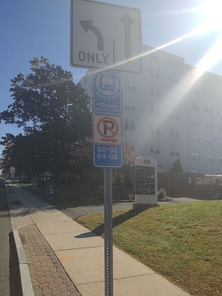 Public Transportation out front - 893 Farmington Ave