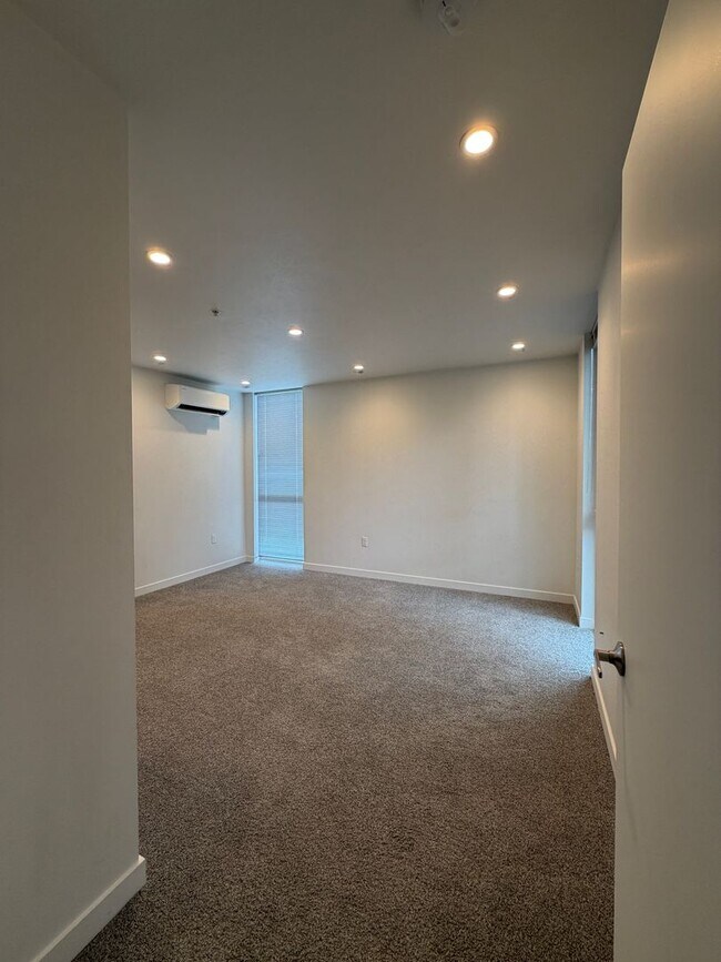 Building Photo - 2001 W 7th Ave