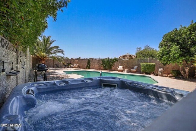Building Photo - 3915 E Larkspur Dr