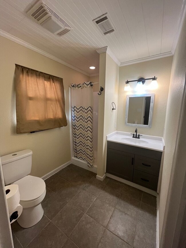 Building Photo - New Listing!