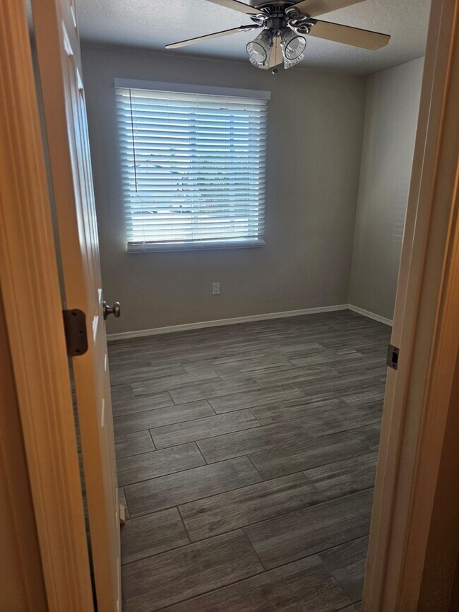 Building Photo - Great 3/2 in NE Phoenix with brand new flo...