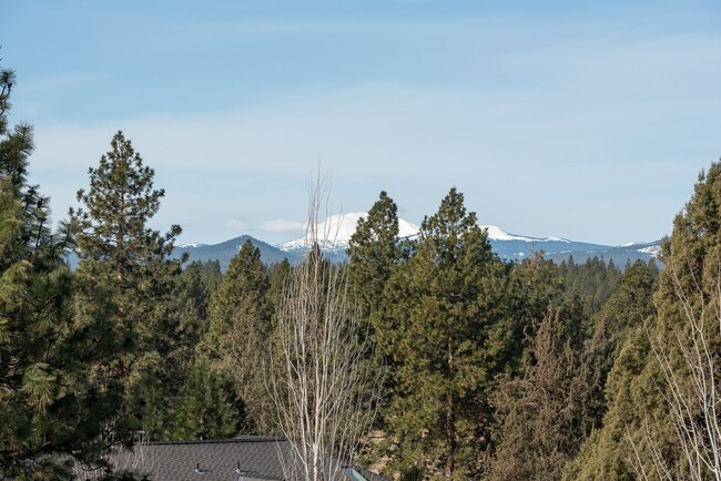 Building Photo - Spectacular Cascade Views in Awbrey Glen -...