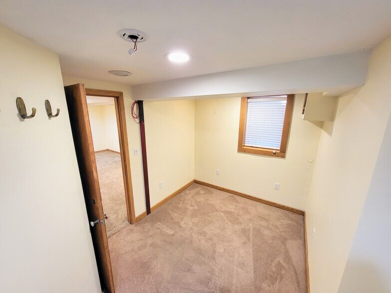 Basement bedroom - 1588 Hillcrest Ave