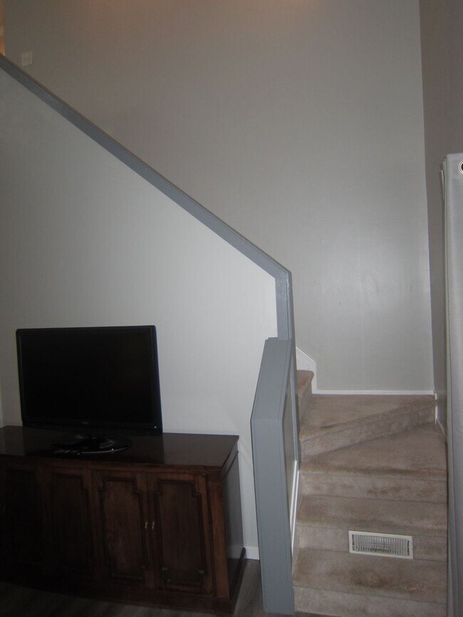 Building Photo - Highly Coveted 1 BD/1.5BA Loft Townhome in Waterwoods - Incl Utils