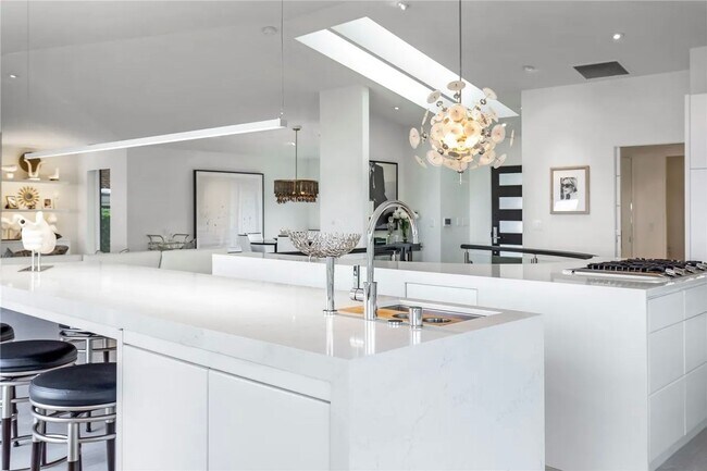 Building Photo - Leschi Waterfront Home