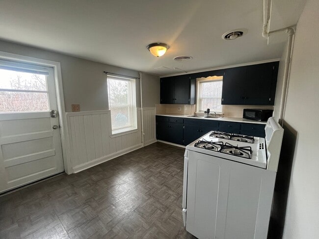 Building Photo - Updated Garden-Level 1BR with Patio & Parking