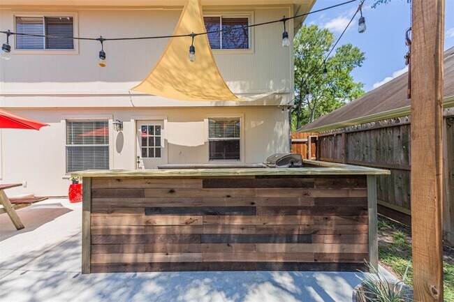 Building Photo - 17106 Summer Hollow Dr