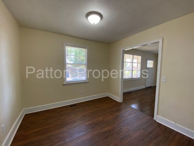 Building Photo - Colonial Heights