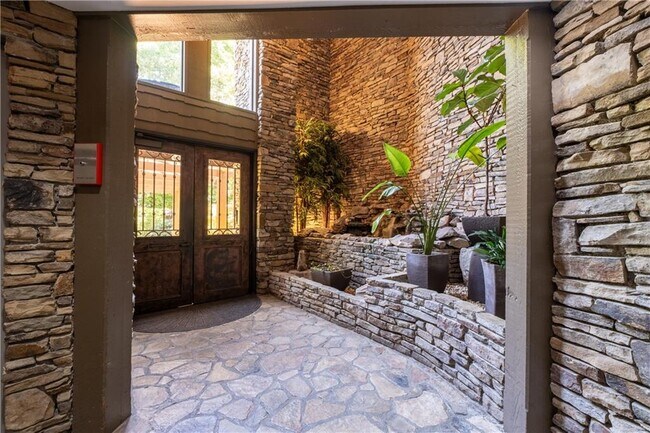 Building Photo - 1120 Highland Bluff Dr S E