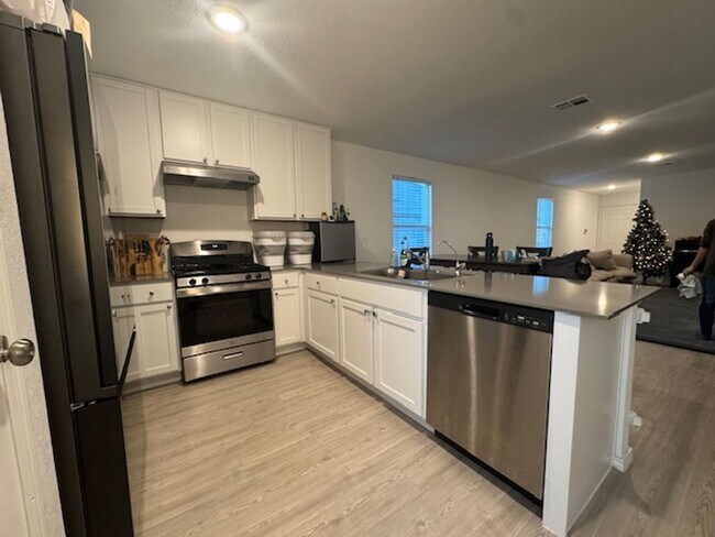 Building Photo - Super Nice with Great Price.  3 Bedroom 2 Bath 1 Story