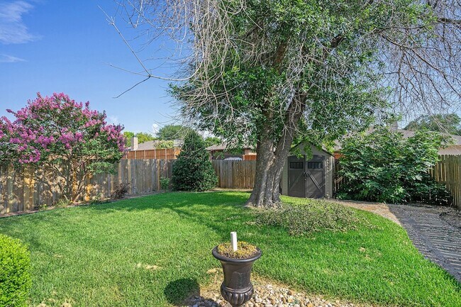 Building Photo - 802 Pebblebrook Dr