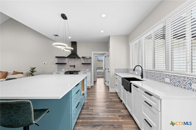 Building Photo - 2204 Magnolia Dr