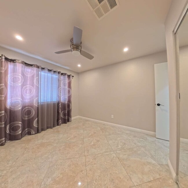 Building Photo - Highly Remodeled, 1st Floor Unit