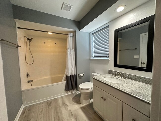 Building Photo - Gorgeous 2 bed/2 bath located in gated community!