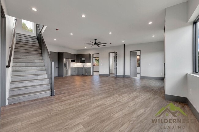 Building Photo - 348 Lake View Dr
