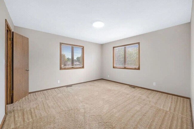 Building Photo - HUGE 4 Bedroom, 3.5 Bathroom!