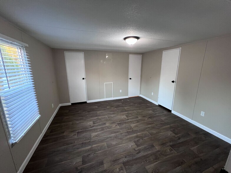 Building Photo - 215 Comanche Trail