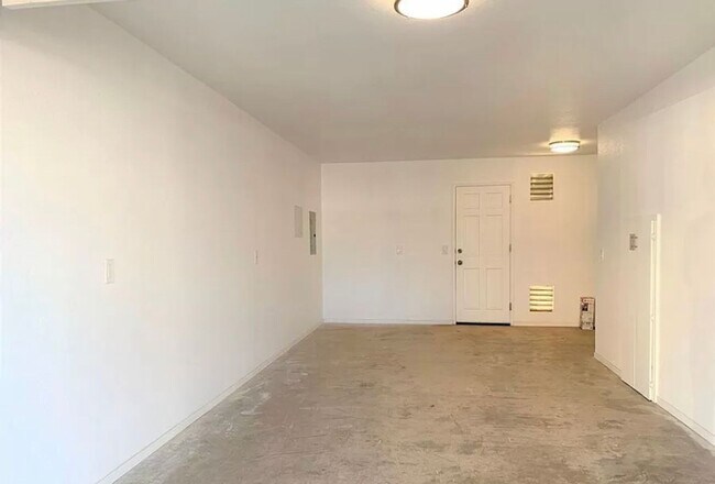 Building Photo - 823 10th St