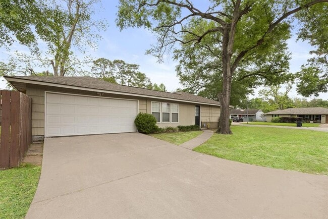 Building Photo - 2122 Althea Dr