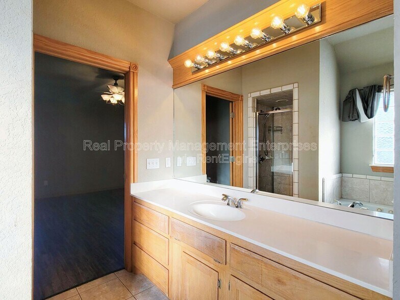 Building Photo - 4701 Castle Bay Cove