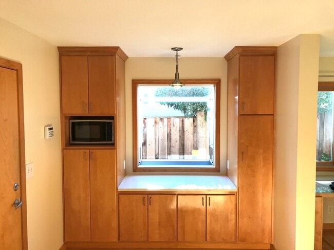 Building Photo - Desirable Mountain View 4 Bed 3 Bath Home ...