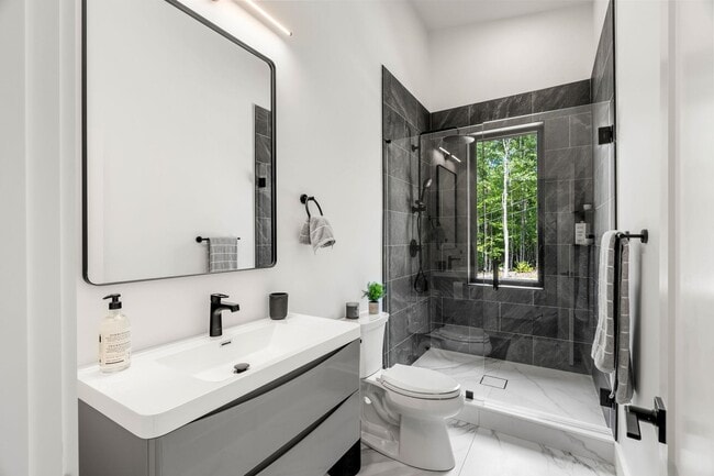 Building Photo - 162 Pond Rd