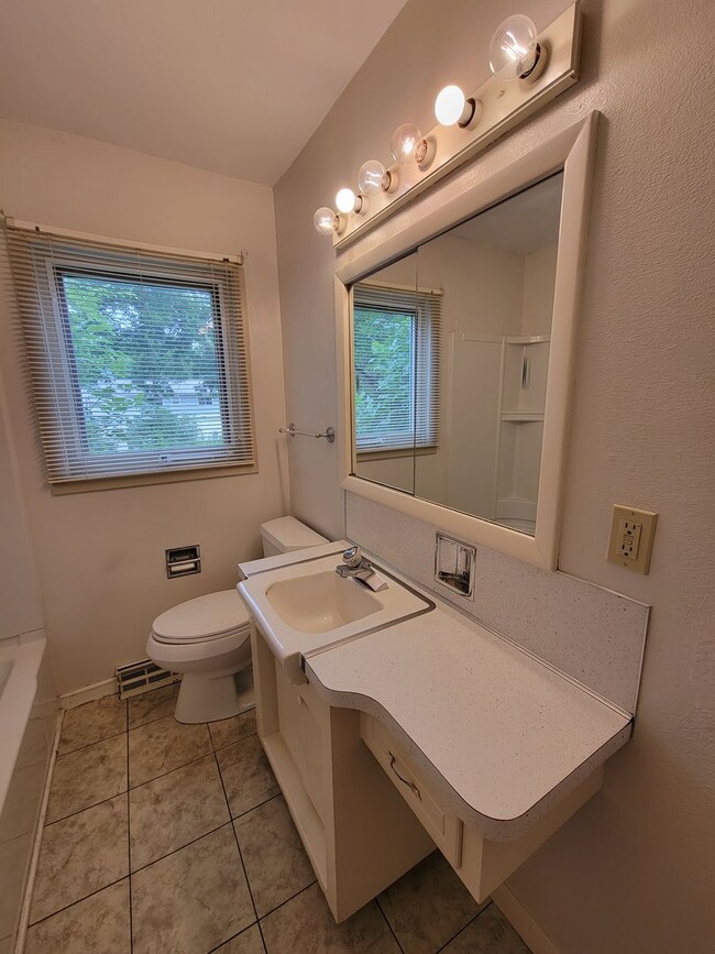 Building Photo - 4 bedroom 2 bath near campus!