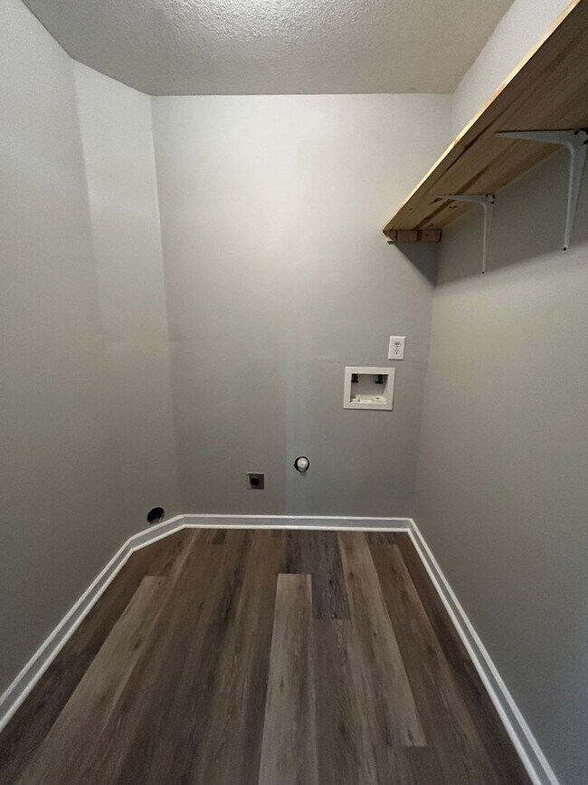Building Photo - Charming 2 Bed, 1 Bath, 1 Car Garage, Cove...