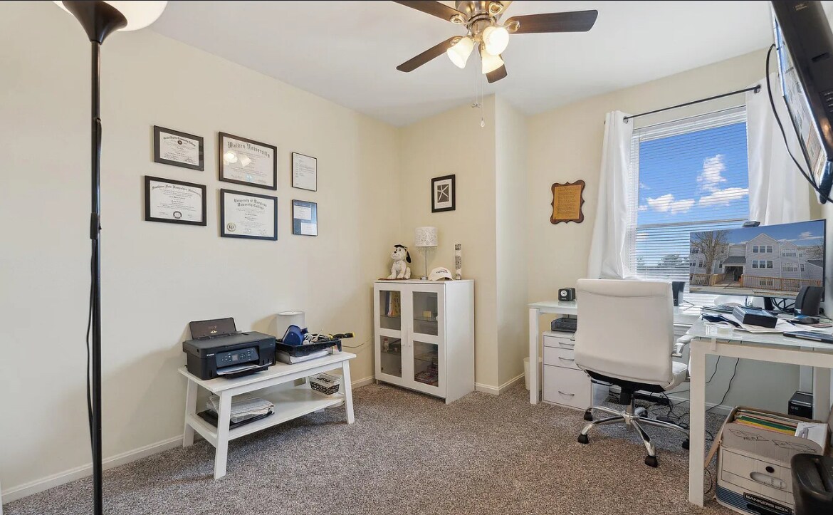 Building Photo - 8 Deer Run Ct