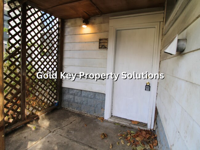 Building Photo - 815 N Elm St