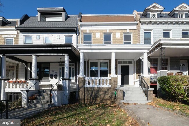 Building Photo - 727 Otis Pl NW