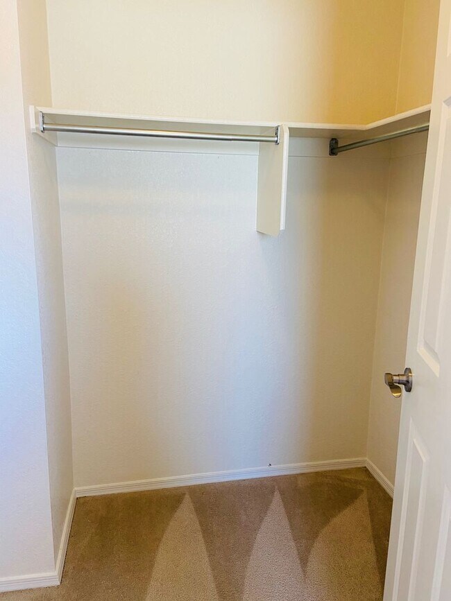 Building Photo - 5 bedroom 3 bath Remolded home Ready to move in!