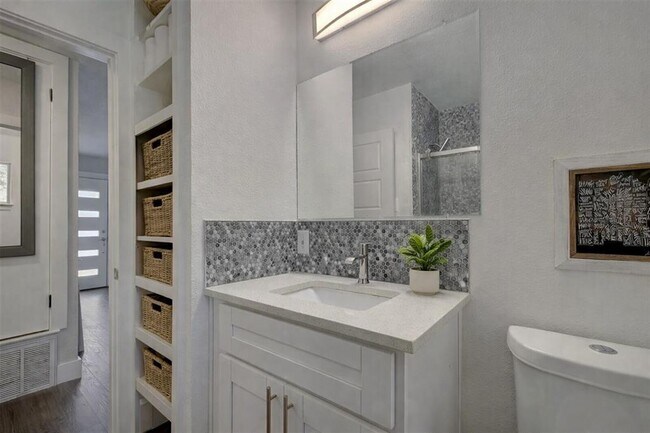 Building Photo - 1400 Southport Dr