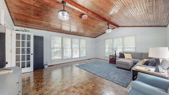 Building Photo - **RENOVATED COLONIAL ON OVER AN ACRE ZONED FOR WILLIAMSON COUNTY BRENTWOOD SCHOOLS**