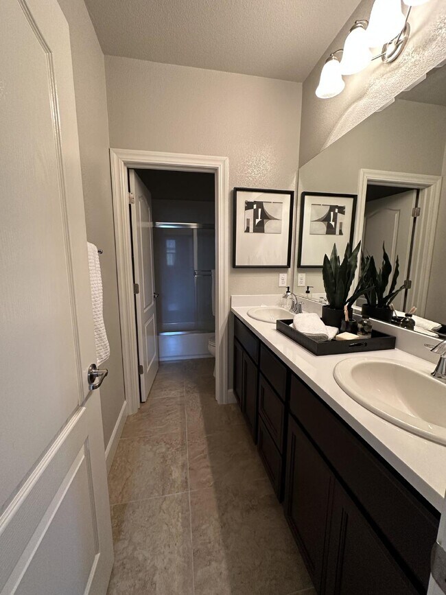 Building Photo - Gorgeous like new 4 bedroom 3 bath home located in Promontory