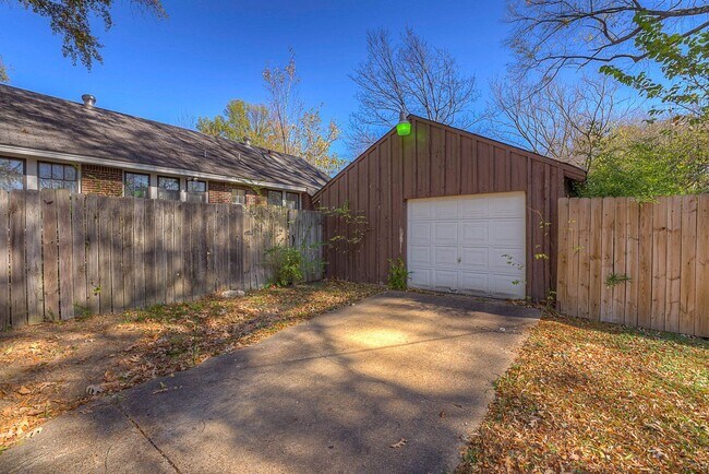 Building Photo - Gorgeous, renovated Midtown 3/1.
