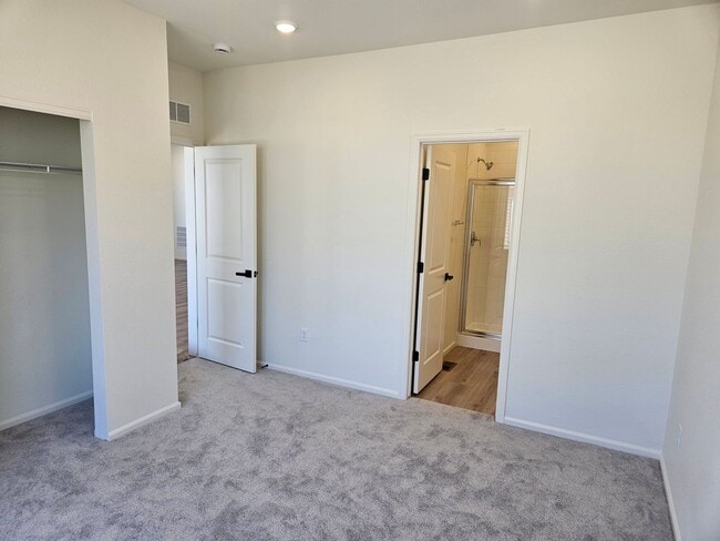 Building Photo - 5 Bed 3.5 Bath Home with a park and Commun...