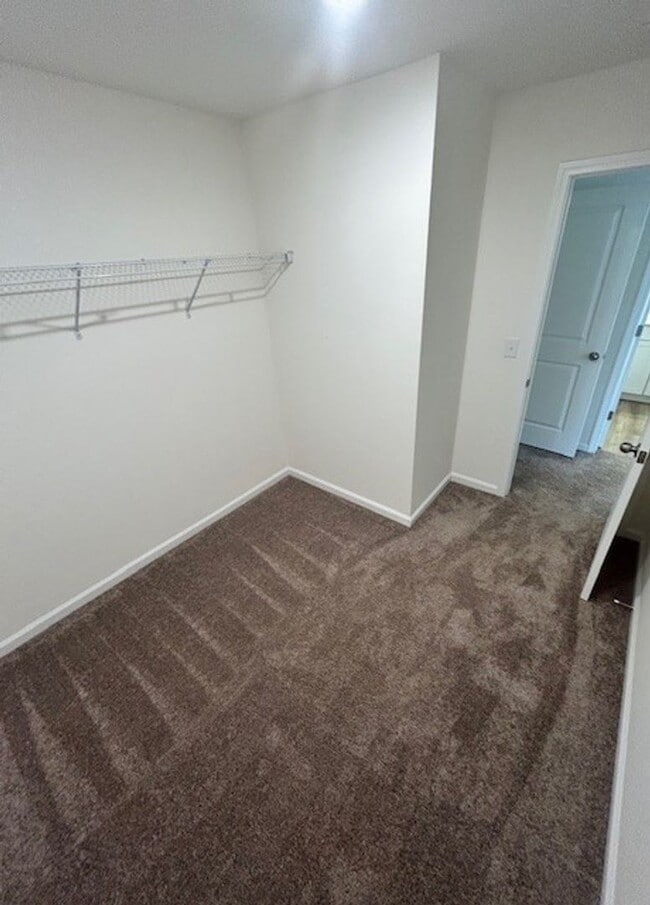 Building Photo - FREE RENT - $1000 Off First Month's Rent! ...