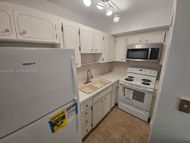 Building Photo - 1515 NE 125th Terrace