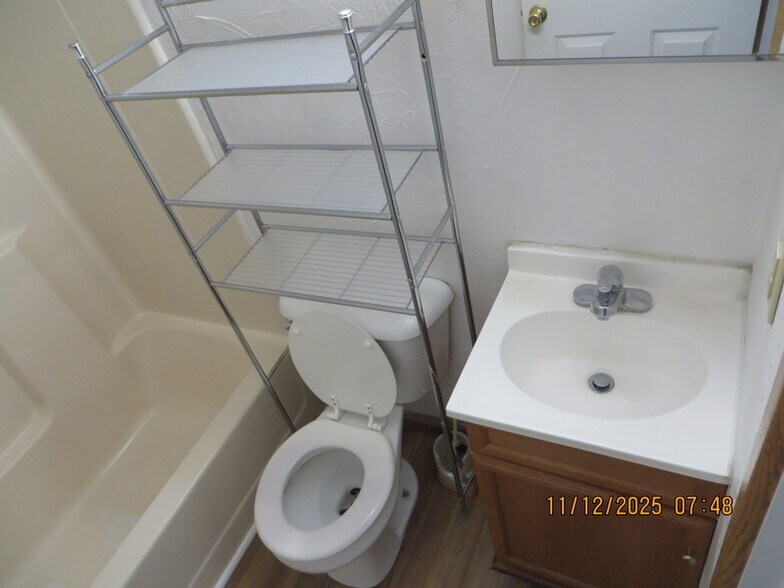 Building Photo - 423 E 8th St