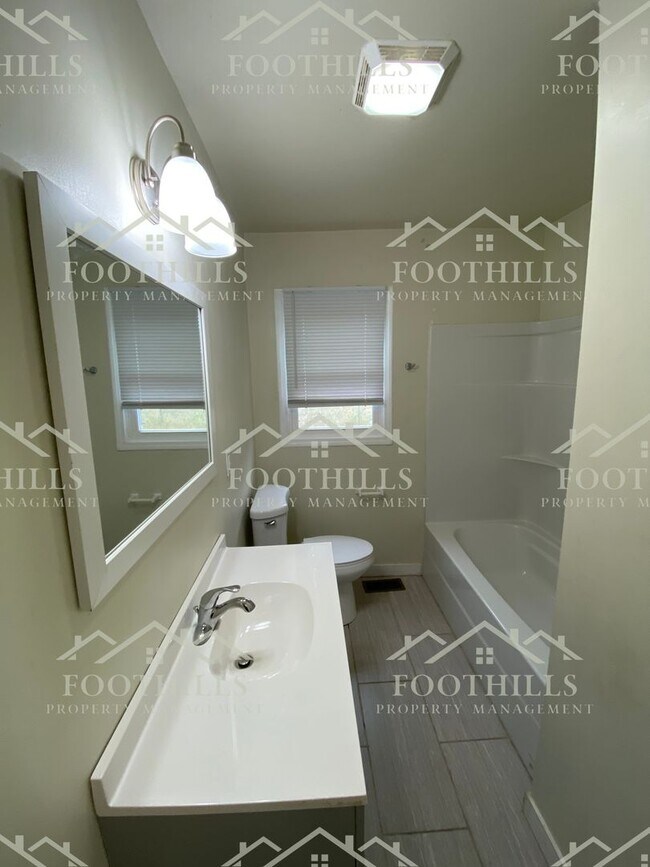 Building Photo - Quaint 2 bedroom, 1 bathroom single-family...