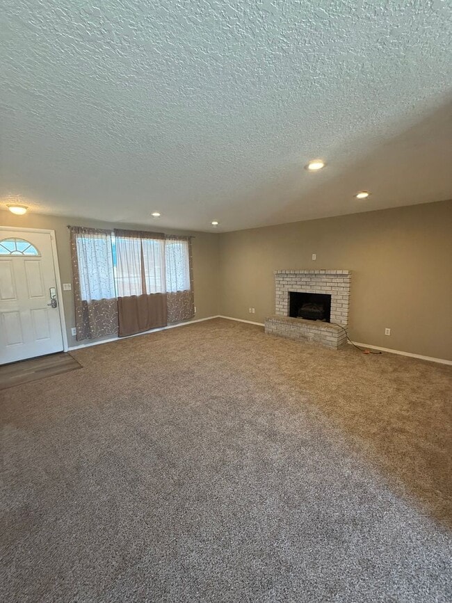 Building Photo - Updated 3+ Bedroom 2 Bath House with Large...