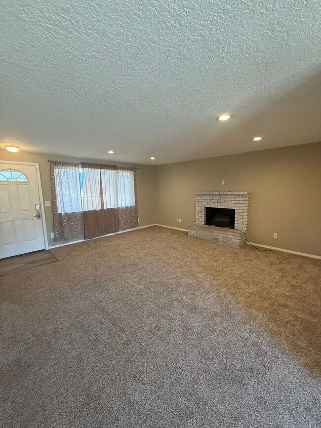 Building Photo - Updated 3+ Bedroom 2 Bath House with Large Fenced In Yard