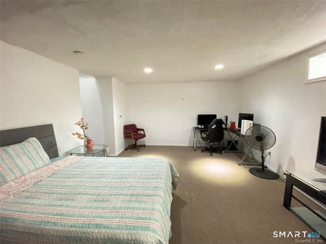 Building Photo - 19 Somers St